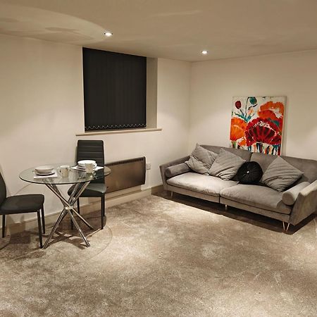 Lovely 1 Bedroom Apartment With Free Parking & Gym Kirkburton Екстер'єр фото