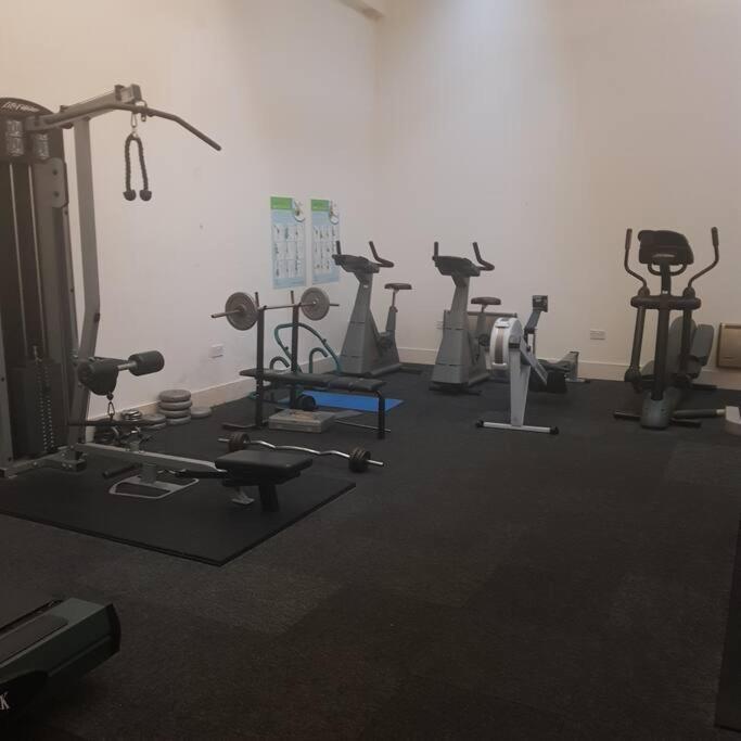 Lovely 1 Bedroom Apartment With Free Parking & Gym Kirkburton Екстер'єр фото