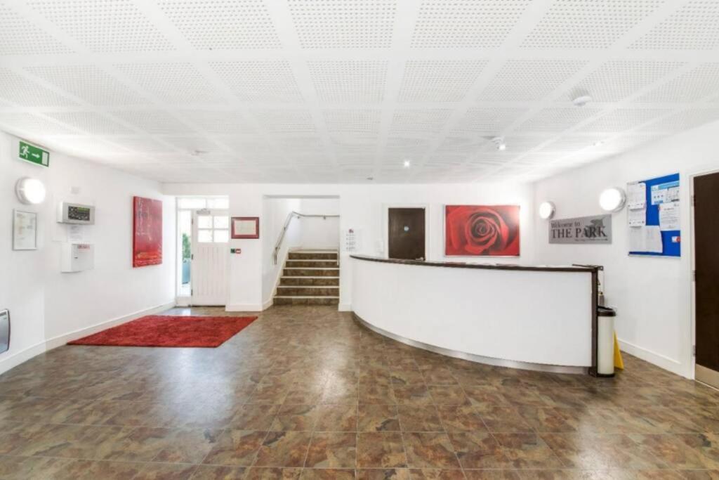 Lovely 1 Bedroom Apartment With Free Parking & Gym Kirkburton Екстер'єр фото