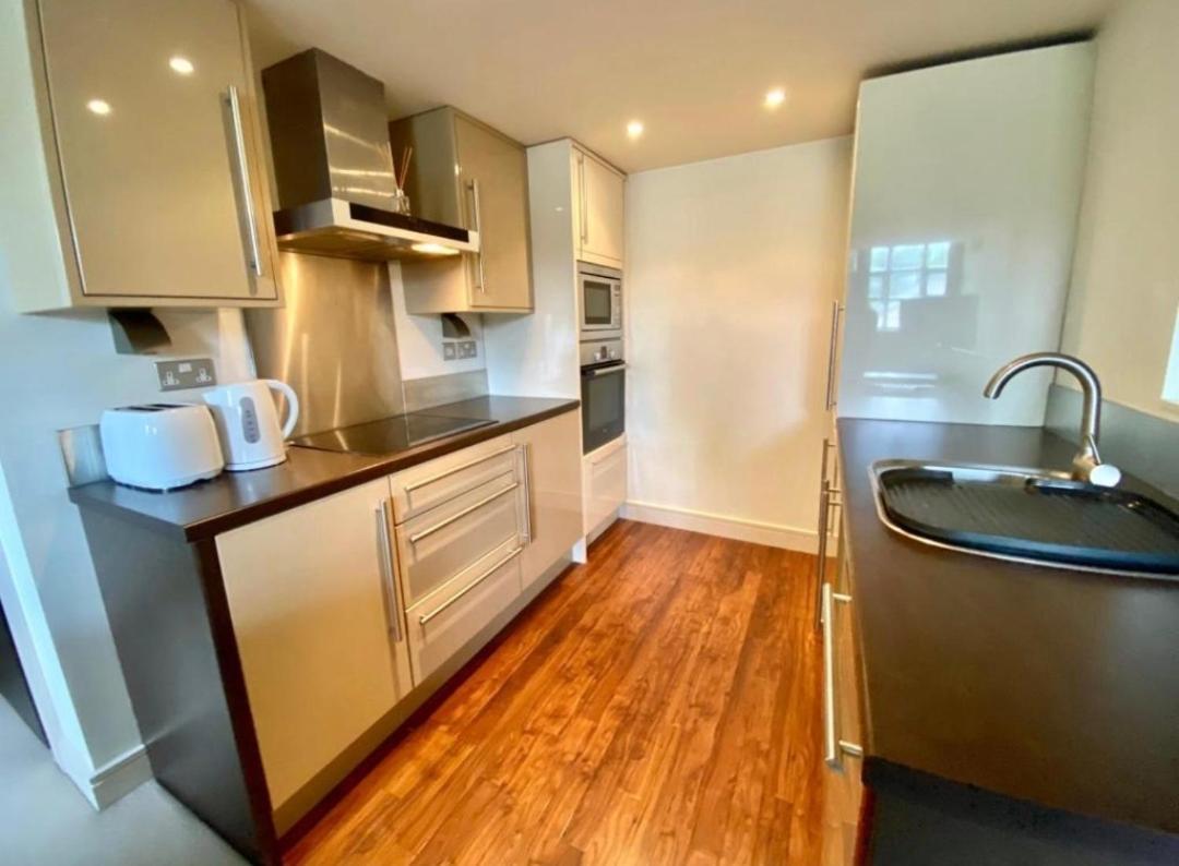 Lovely 1 Bedroom Apartment With Free Parking & Gym Kirkburton Екстер'єр фото