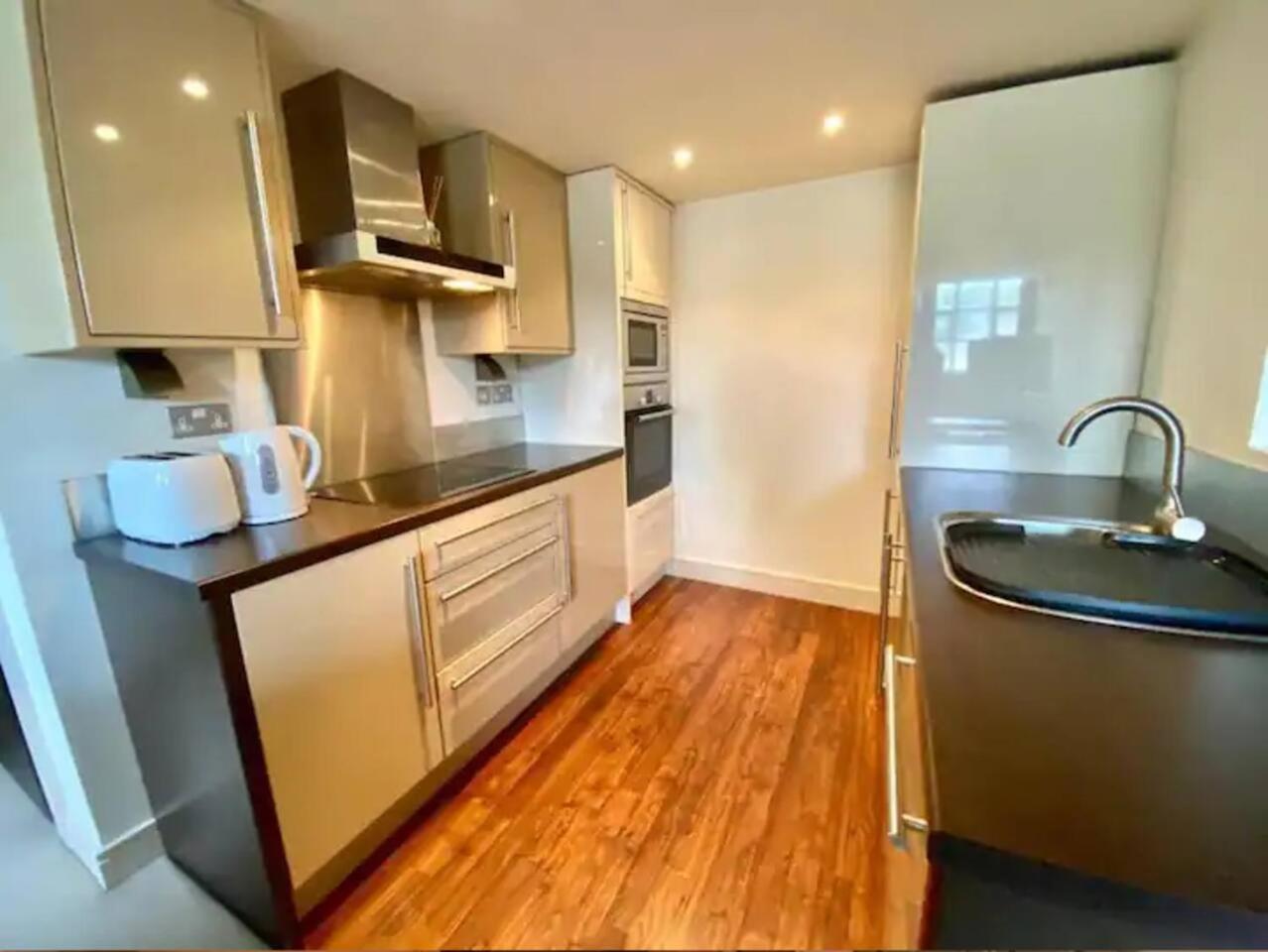 Lovely 1 Bedroom Apartment With Free Parking & Gym Kirkburton Екстер'єр фото