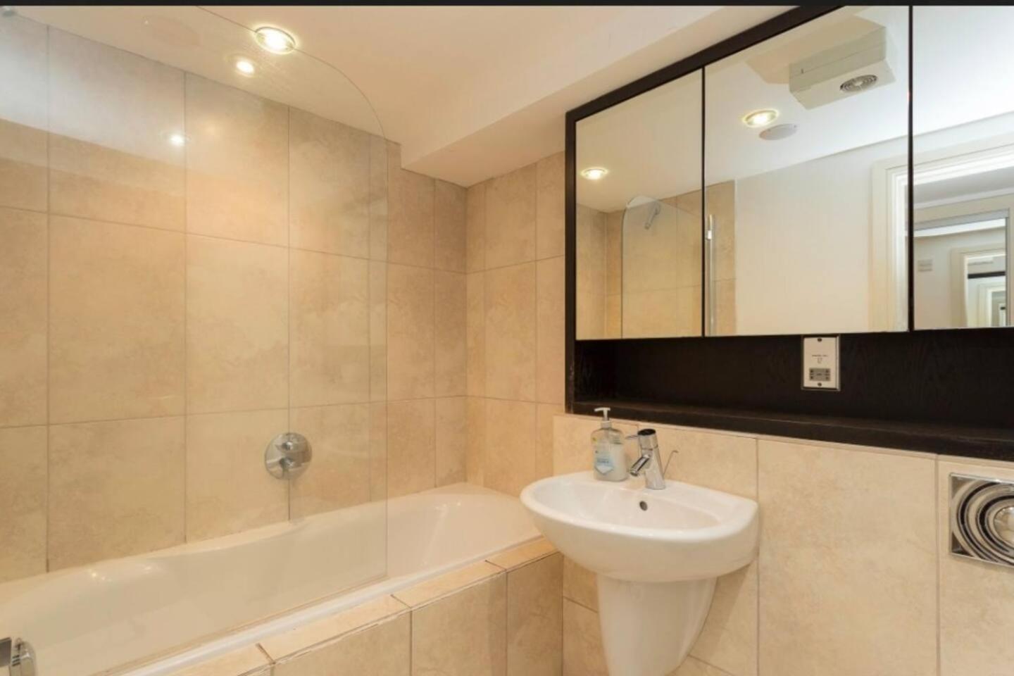 Lovely 1 Bedroom Apartment With Free Parking & Gym Kirkburton Екстер'єр фото