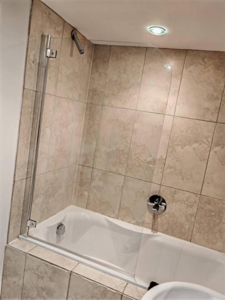 Lovely 1 Bedroom Apartment With Free Parking & Gym Kirkburton Екстер'єр фото