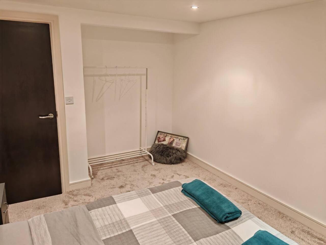 Lovely 1 Bedroom Apartment With Free Parking & Gym Kirkburton Екстер'єр фото