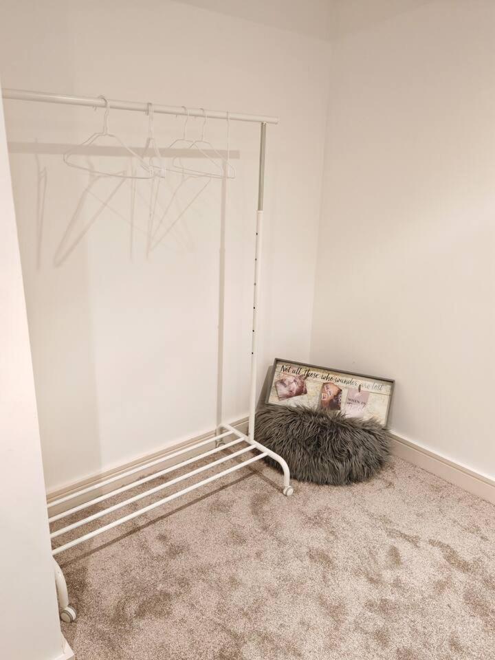 Lovely 1 Bedroom Apartment With Free Parking & Gym Kirkburton Екстер'єр фото