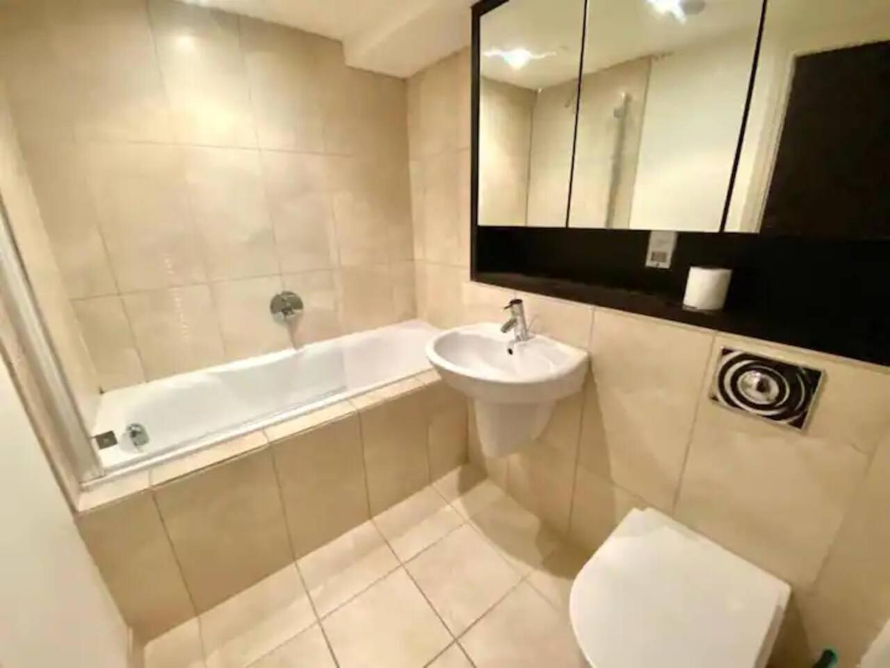 Lovely 1 Bedroom Apartment With Free Parking & Gym Kirkburton Екстер'єр фото