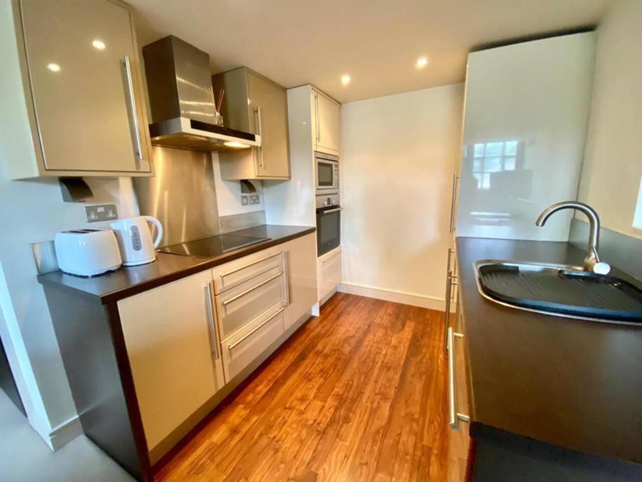 Lovely 1 Bedroom Apartment With Free Parking & Gym Kirkburton Екстер'єр фото
